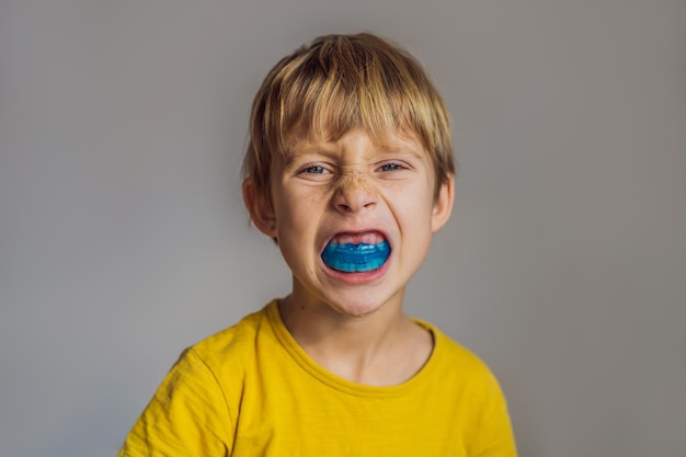 Bambino di sei anni mostra un allenatore miofunzionale Aiuta a pareggiare i denti in crescita e a correggere il morso sviluppa l'abitudine alla respirazione orale Corregge la posizione della lingua