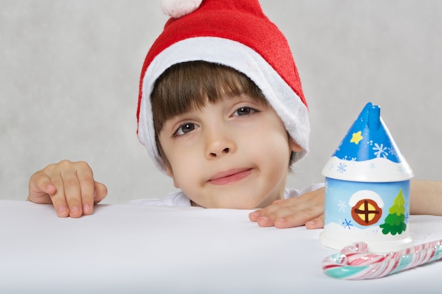 Bambino di sei anni vestito da Babbo Natale