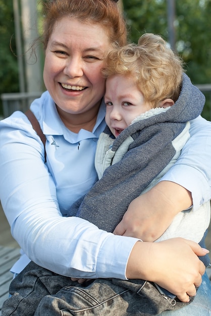 bambino disabile tra le braccia di sua madre