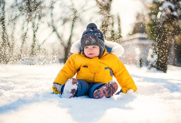 Bambino divertente che ride all&#39;aperto in giornata invernale