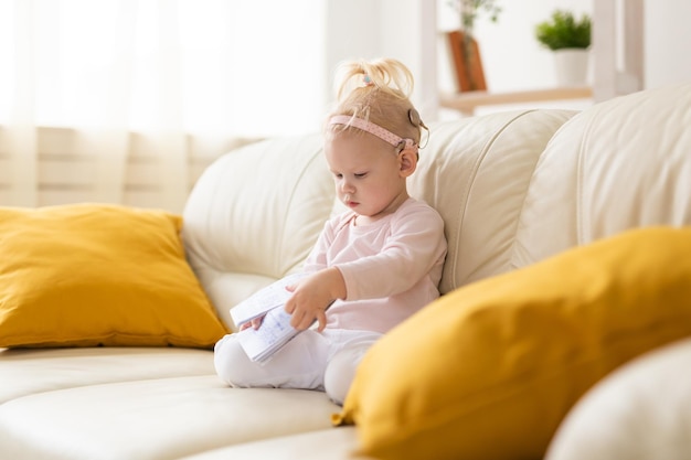 Bambino divertente con impianto cocleare seduto a casa Apparecchio acustico e medicina che innova il concetto di tecnologia