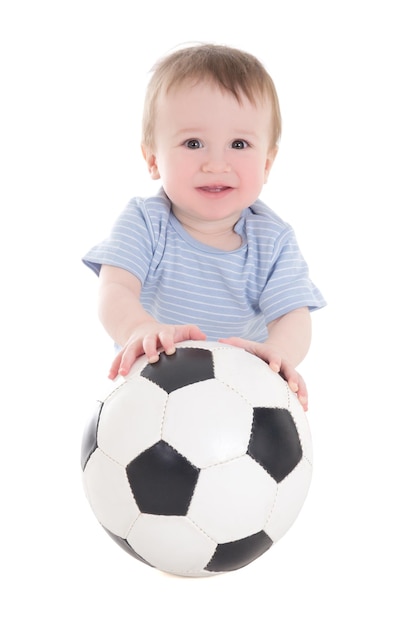 Bambino divertente del neonato con pallone da calcio isolato su priorità bassa bianca