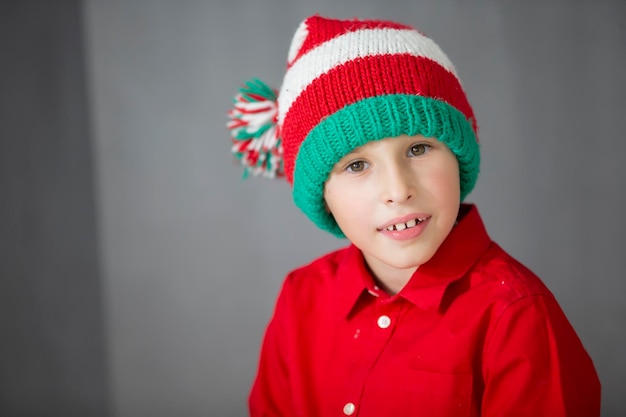 Bambino divertente in un cappello di Natale