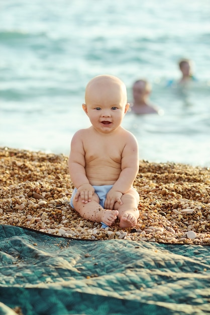 Bambino divertente sulla spiaggia