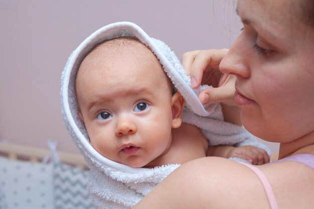 Bambino dopo il bagno. Asciugamano bianco sulla mia testa.