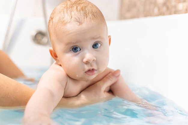 Bambino dopo il bagno in bagno.