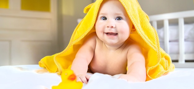 Bambino dopo il bagno in un asciugamano