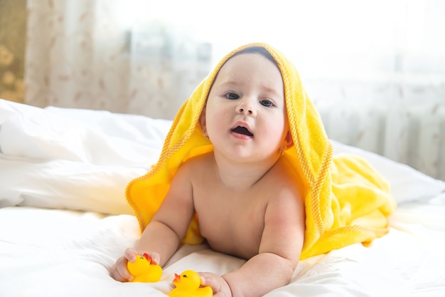 Bambino dopo il bagno in un asciugamano