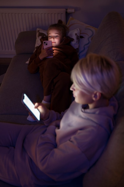 Bambino e genitore che soffrono di dipendenza dai social media