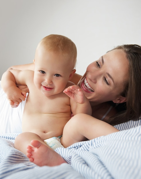 Bambino e madre che giocano