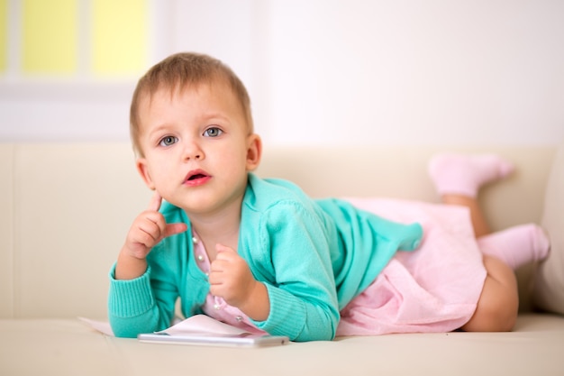 Bambino e mezzo di età che gioca in uno smartphone.