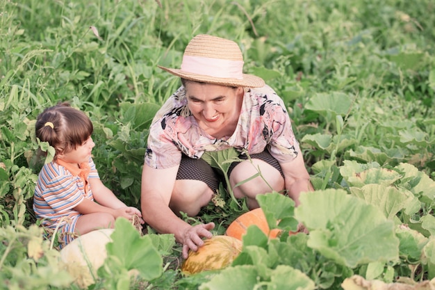 Bambino e nonna in giardino