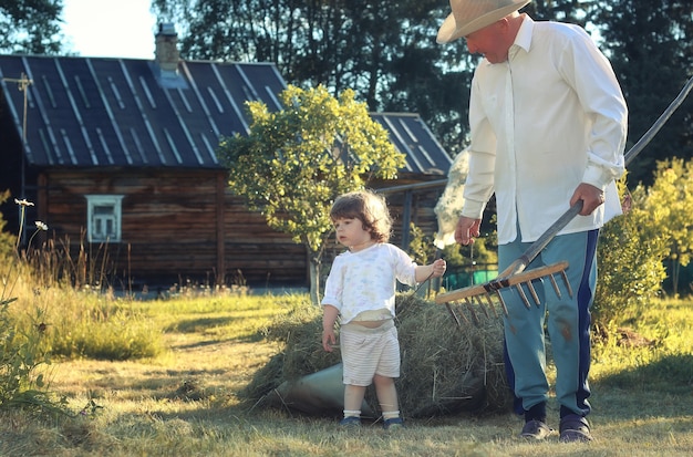 Bambino e nonno campo rurale