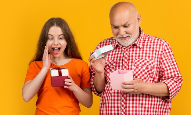 Bambino e nonno sorpresi con la confezione regalo per l'anniversario