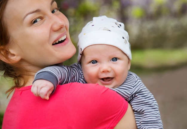 Bambino e padre sulla natura nel parco