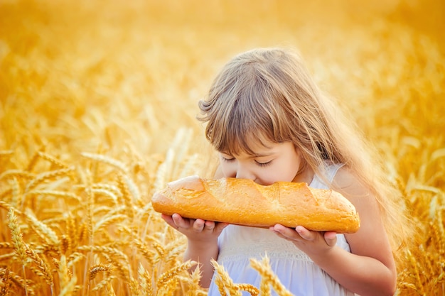 Bambino e pane. messa a fuoco selettiva. cibo e bevande.