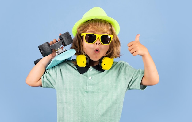 Bambino eccitato con il pollice in su Infanzia Bambino carino con skateboard su sfondo isoalted a colori Divertente