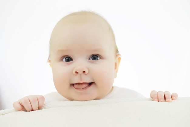 Bambino ed emozioni. Concetto di bambino piccolo e posto per il testo.