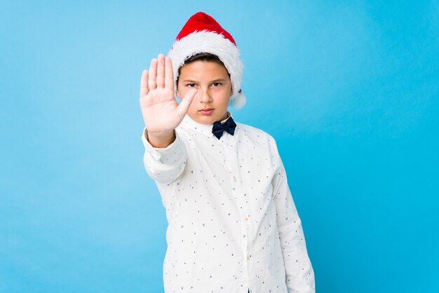 Bambino elegante che porta un cappello di Santa un giorno di Natale