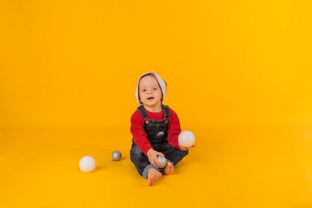 Bambino espressivo in posa in studio