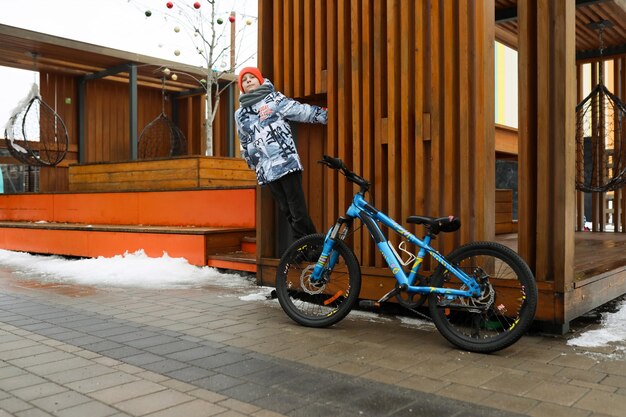 Bambino europeo ha noleggiato una bicicletta in inverno