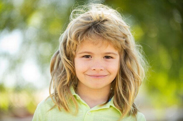 Bambino felice adorabile bambino adorabile Ritratto gioioso di bambino piccolo su sfondo verde natura al di fuori Bambino biondo