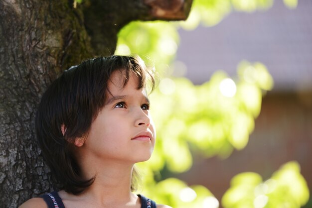 Bambino felice all&#39;aperto nella natura che ha buon tempo