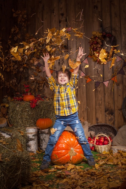 Bambino felice che celebra il ringraziamento