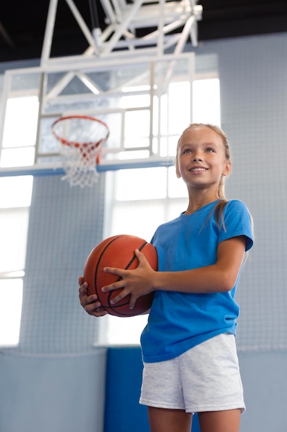 Bambino felice che gioca a basket