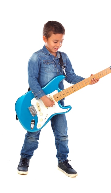 Bambino felice che gioca chitarra elettrica blu