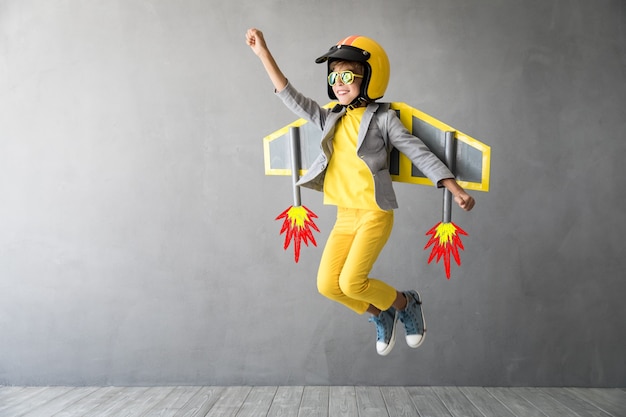 Bambino felice che gioca con il jetpack giocattolo