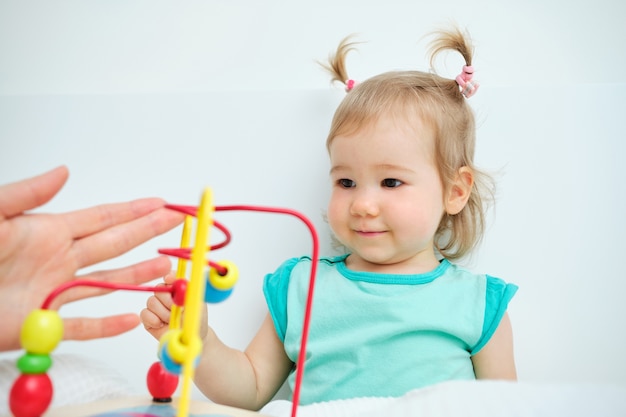 Bambino felice che gioca con un giocattolo e un genitore