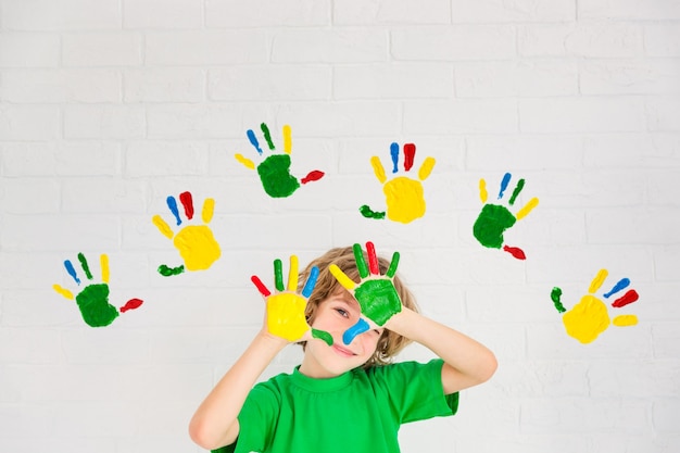 Bambino felice che gioca in casa. Kid divertirsi al coperto. Concetto di rinnovamento primaverile