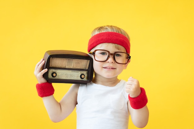 Bambino felice che gioca in casa