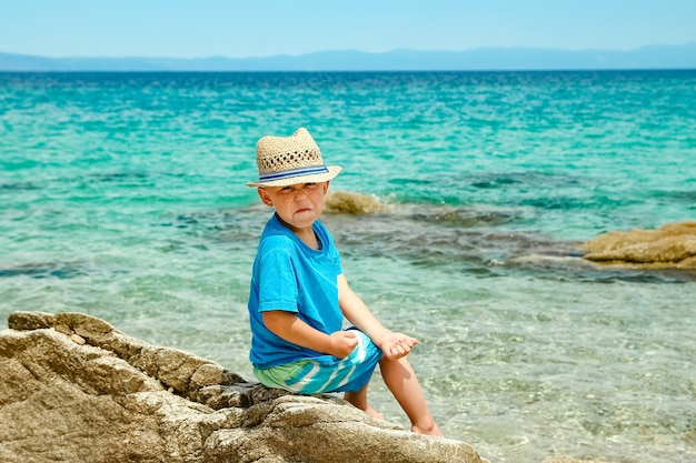 Bambino felice che gioca in mare nel parco