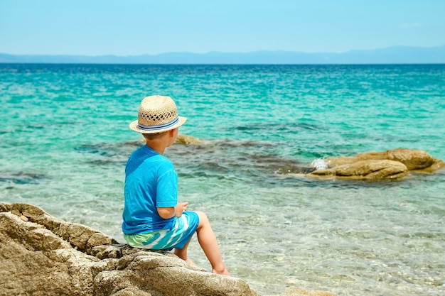 Bambino felice che gioca in mare nel parco