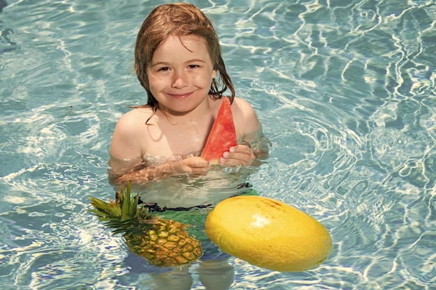 Bambino felice che gioca in piscina Ananas estivo e frutta di anguria per bambini