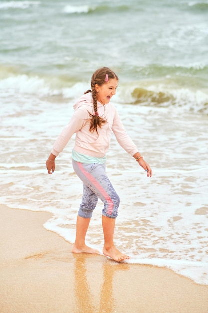 bambino felice che gioca nel mare