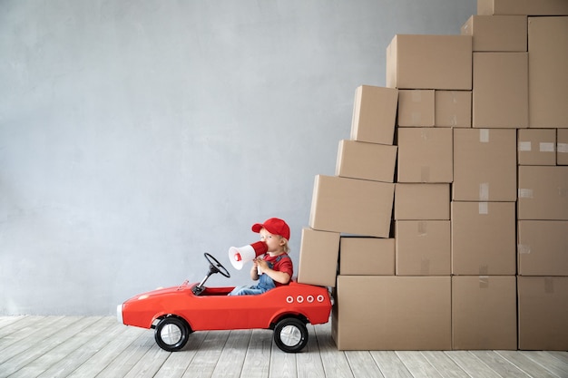 Bambino felice che gioca nella nuova casa