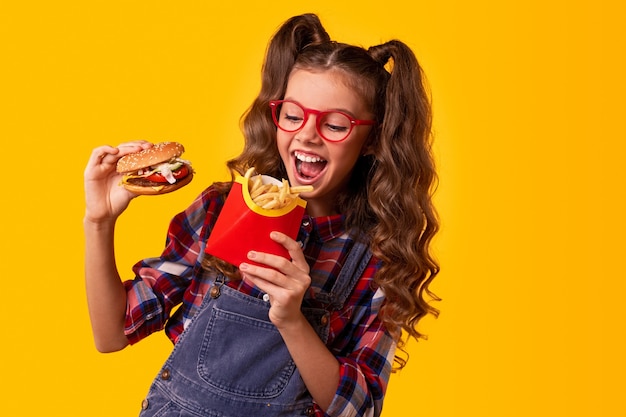 Bambino felice che gode del fast food