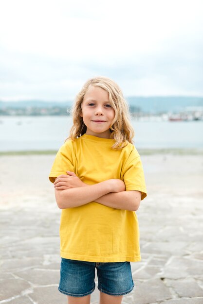 Bambino felice che si diverte durante le vacanze estive. Concetto di viaggio e avventura