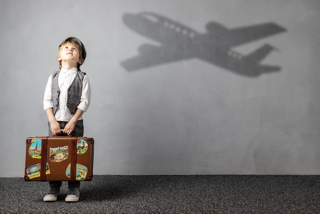 Bambino felice che sogna di viaggio