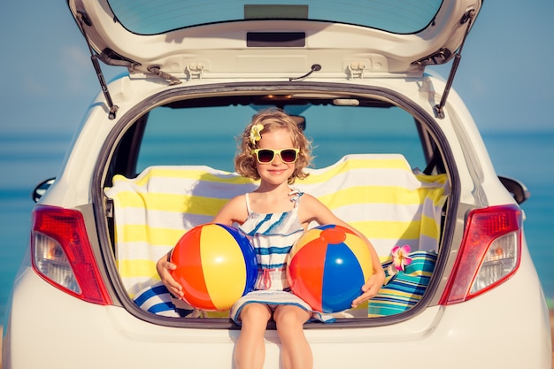 Bambino felice che viaggia in auto Bambino che si diverte sulla spiaggia Vacanze estive concept Summer