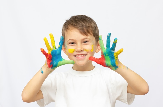 Bambino felice con i colori sulle mani