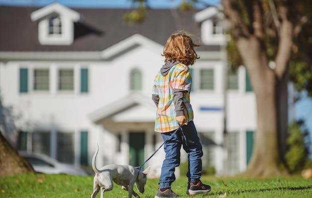 Bambino felice con il cane Ragazzo del bambino con l'animale domestico