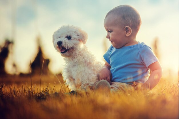 Bambino felice con il cane