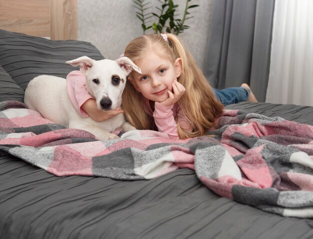 Bambino felice con il cane