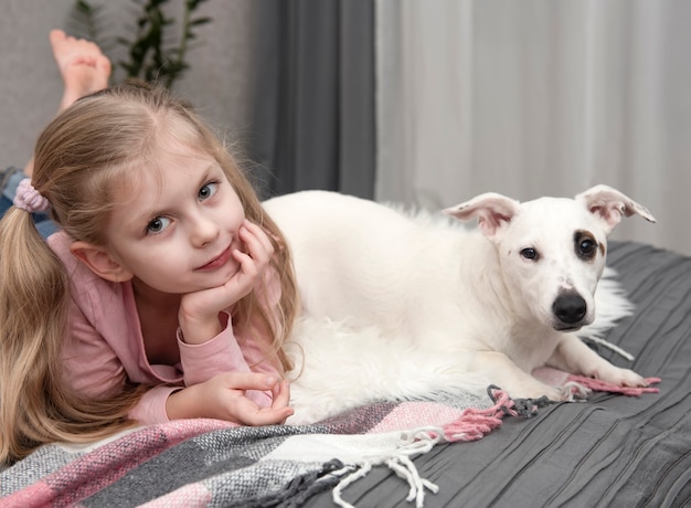 Bambino felice con il cane