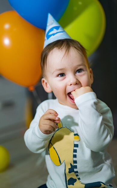 Bambino felice con palloncini colorati Bambino festeggia il primo compleanno