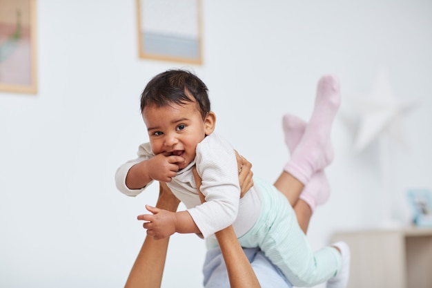 Bambino felice con sua madre